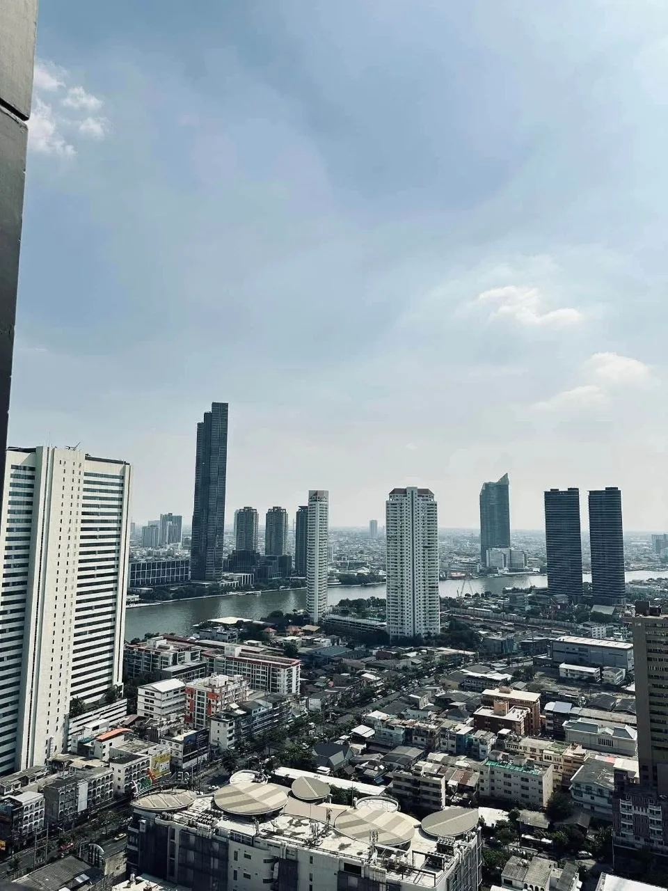 1 bedroom condo for rent in Thonburi Bangkok - living room view