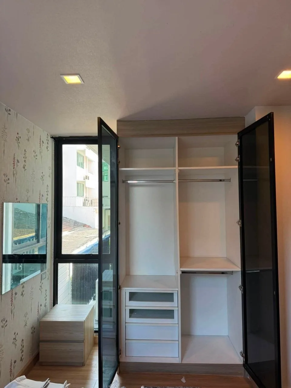 1 bedroom condo for rent in Sukhumvit Bangkok - kitchen and dining area