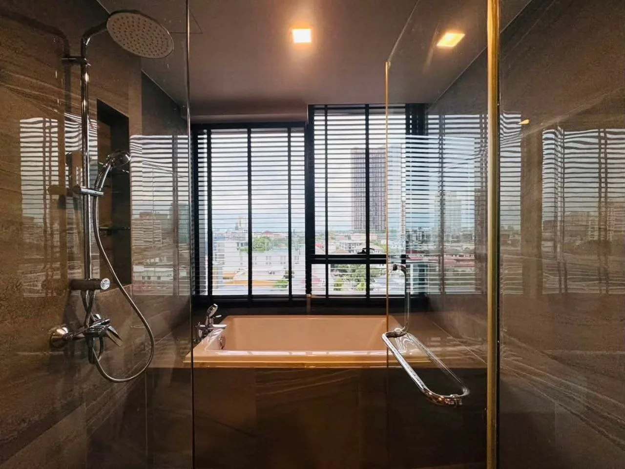 1 bedroom condo for rent in Sukhumvit Bangkok - kitchen and dining area