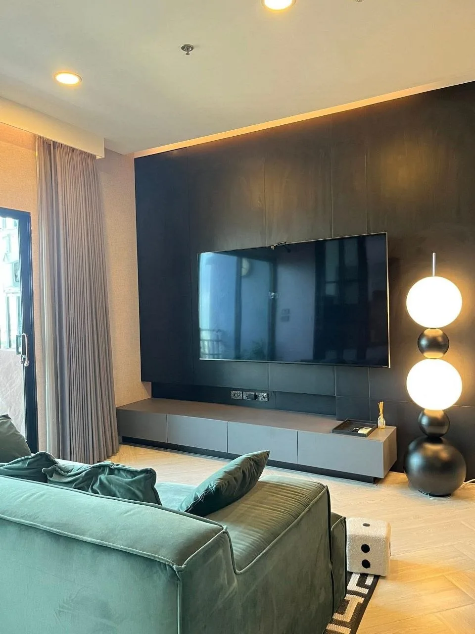 2 bedroom condo for rent in Thonburi Bangkok - kitchen and dining area