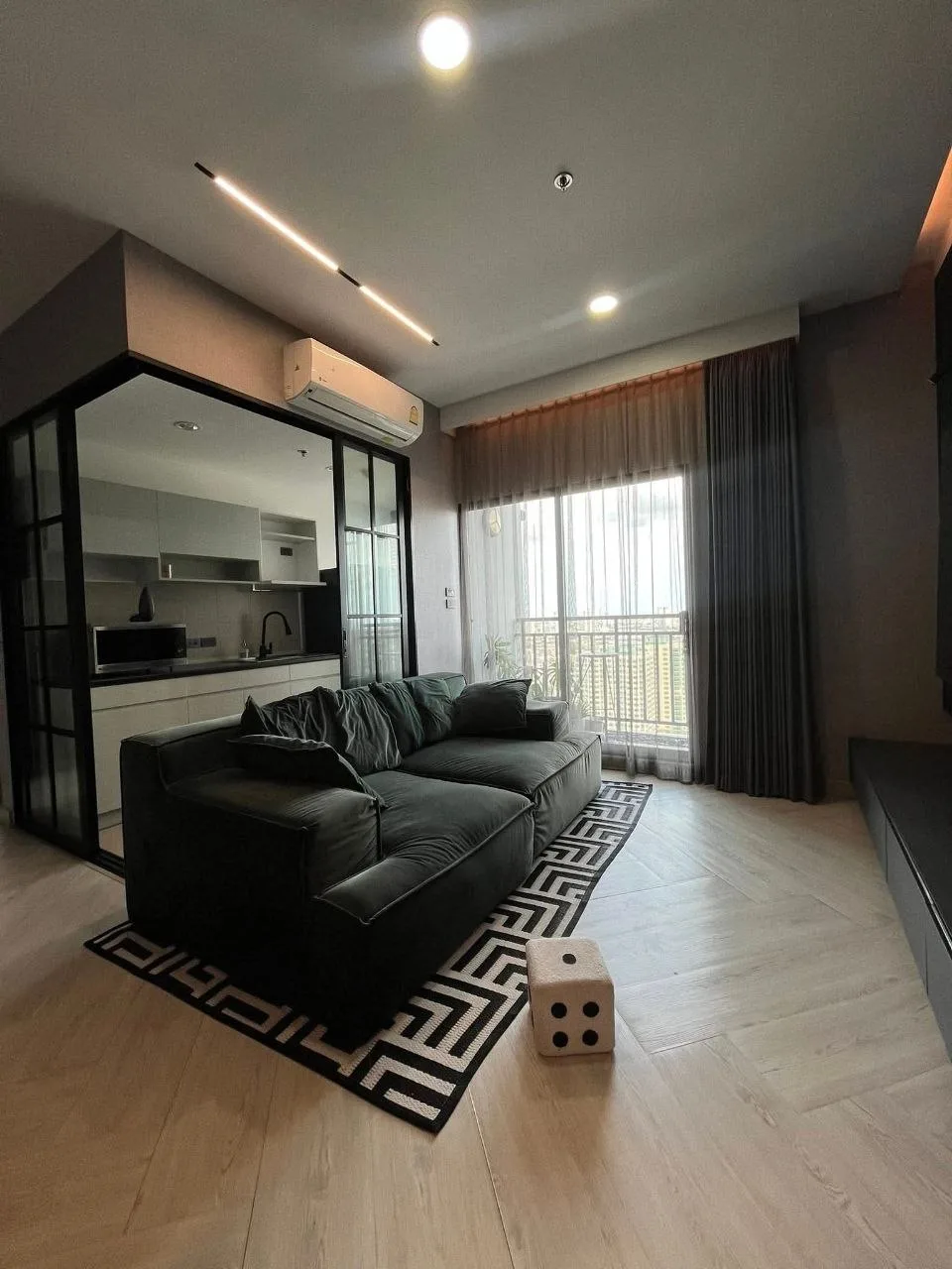 2 bedroom condo for rent in Thonburi Bangkok - master bedroom interior