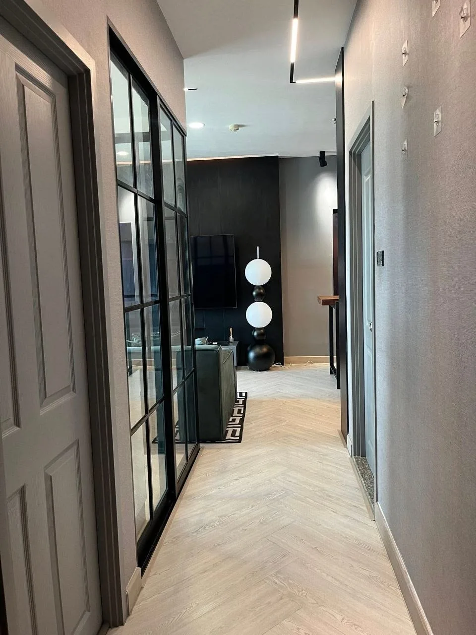 2 bedroom condo for rent in Thonburi Bangkok - bathroom and modern finishes