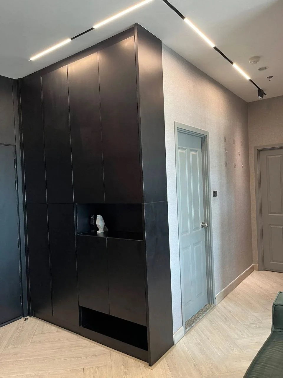 2 bedroom condo for rent in Thonburi Bangkok - swimming pool and building amenities
