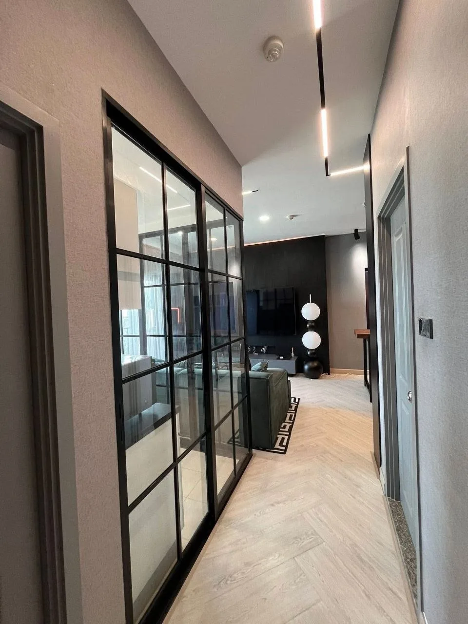 2 bedroom condo for rent in Thonburi Bangkok - balcony perspective