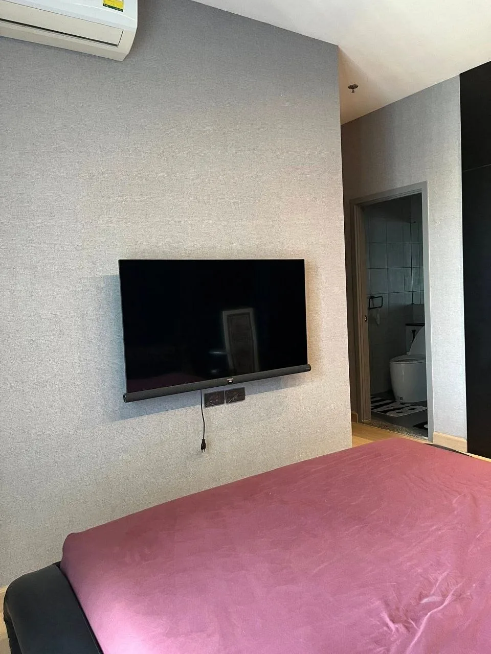 2 bedroom condo for rent in Thonburi Bangkok - master bedroom interior