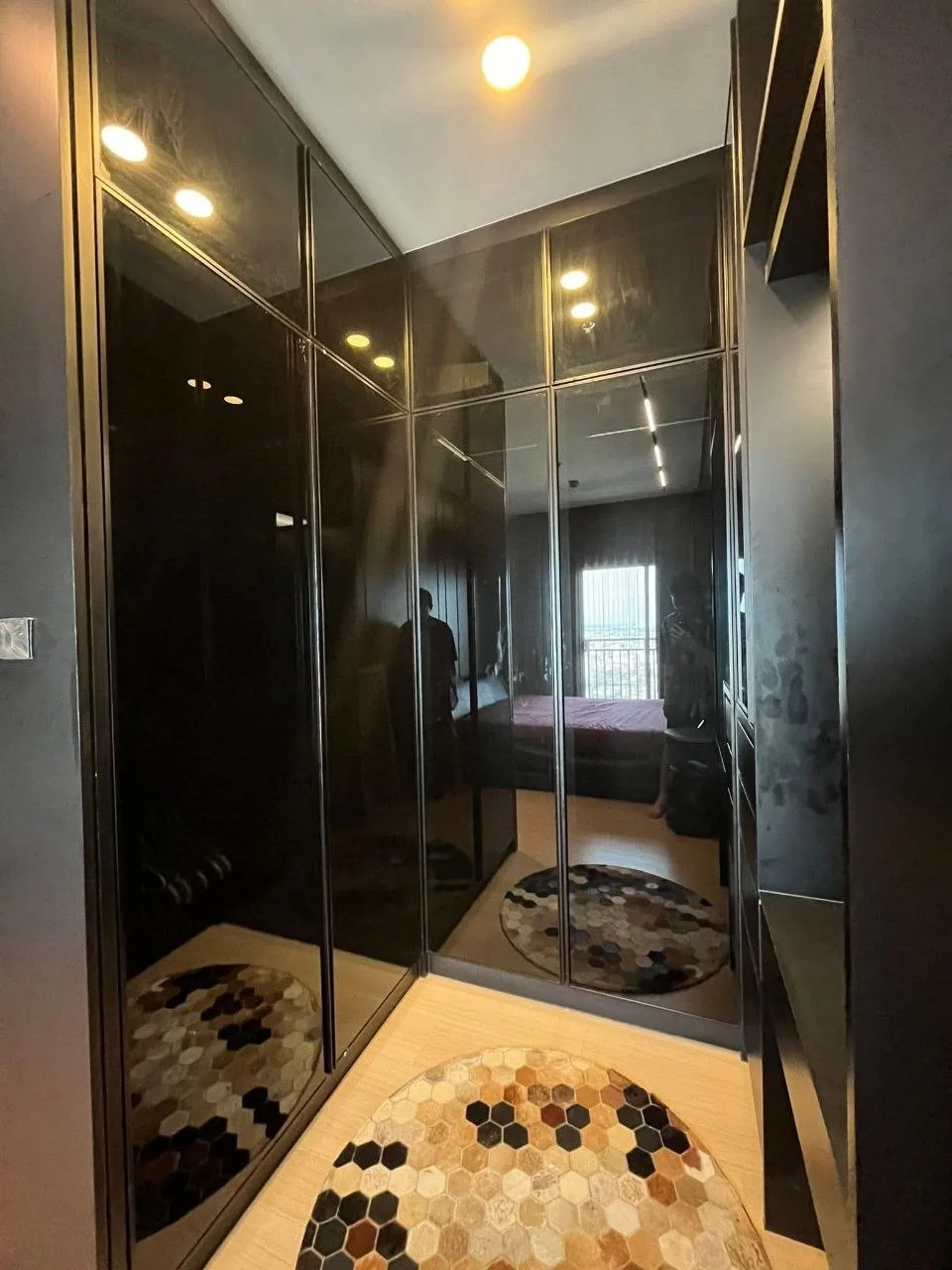 2 bedroom condo for rent in Thonburi Bangkok - bathroom and modern finishes