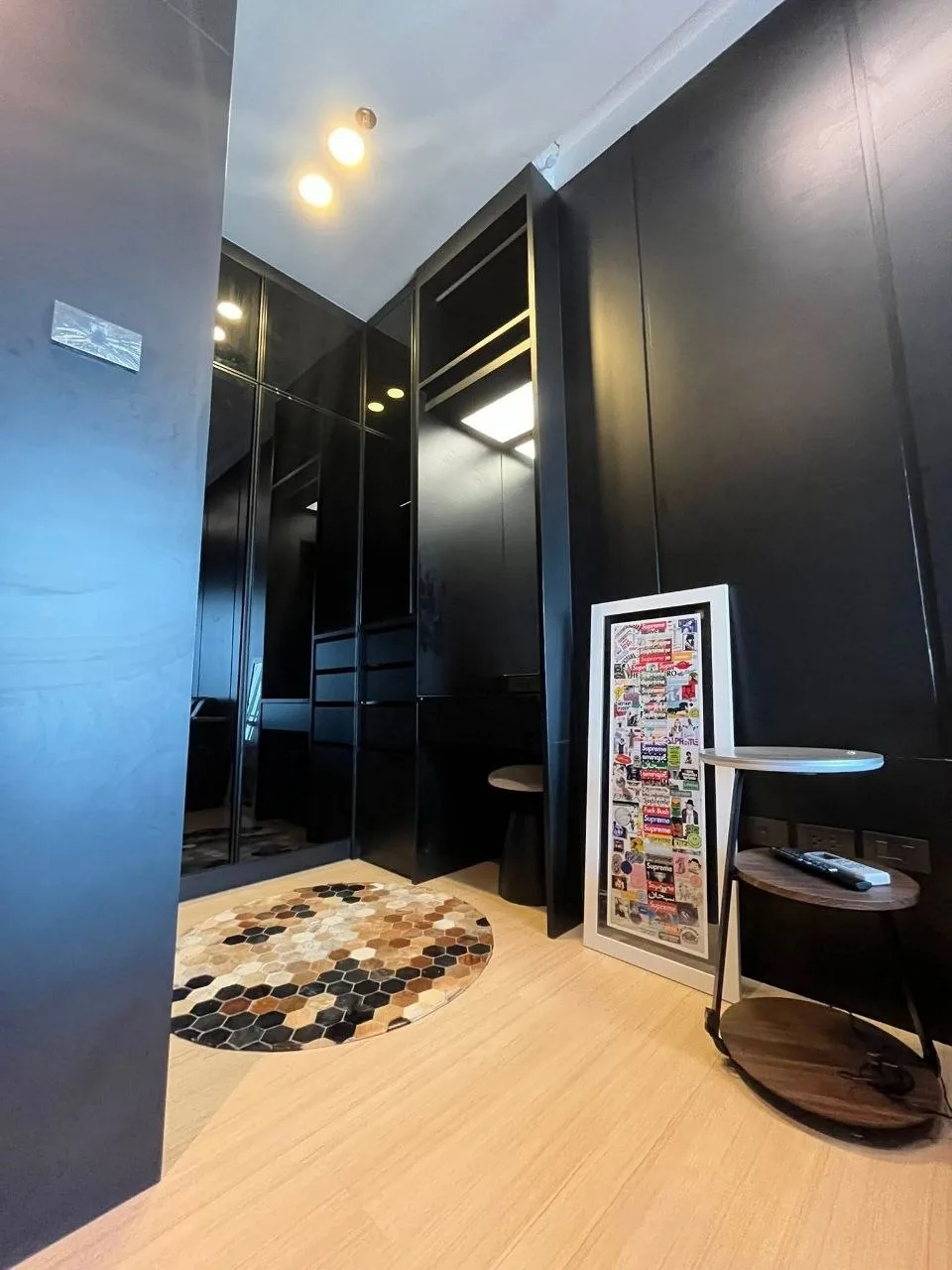 2 bedroom condo for rent in Thonburi Bangkok - swimming pool and building amenities