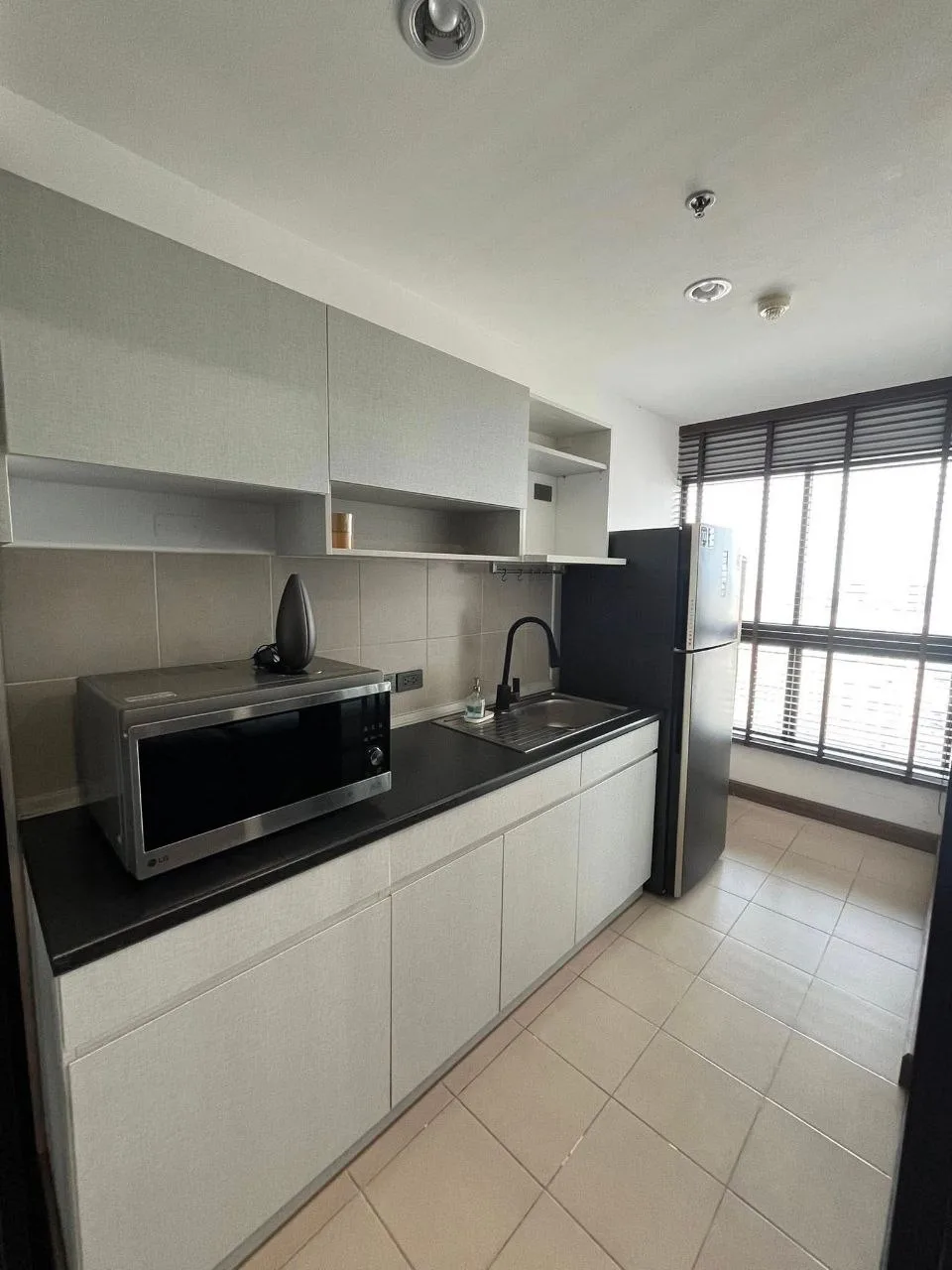 2 bedroom condo for rent in Thonburi Bangkok - balcony perspective