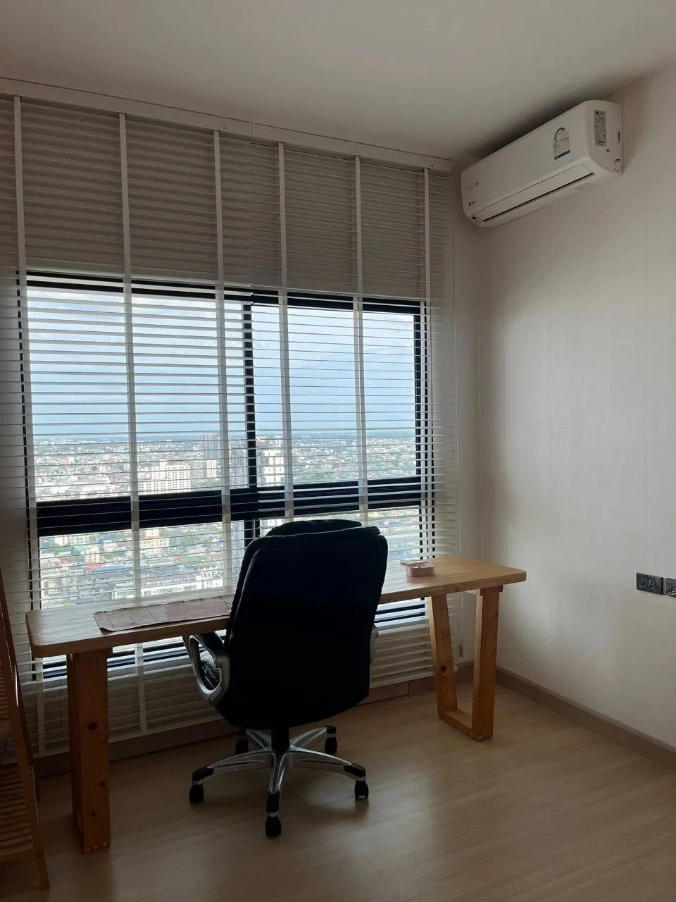 2 bedroom condo for rent in Thonburi Bangkok - living room view