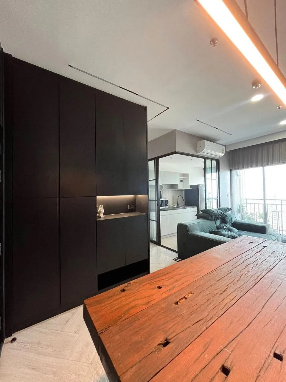 2 bedroom condo for rent in Thonburi Bangkok - kitchen and dining area