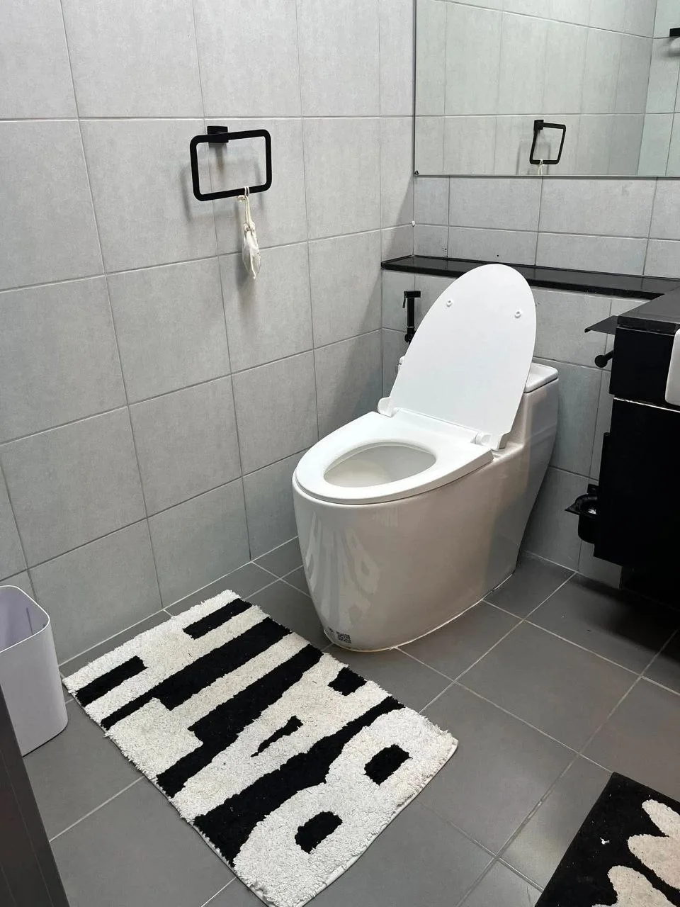 2 bedroom condo for rent in Thonburi Bangkok - master bedroom interior