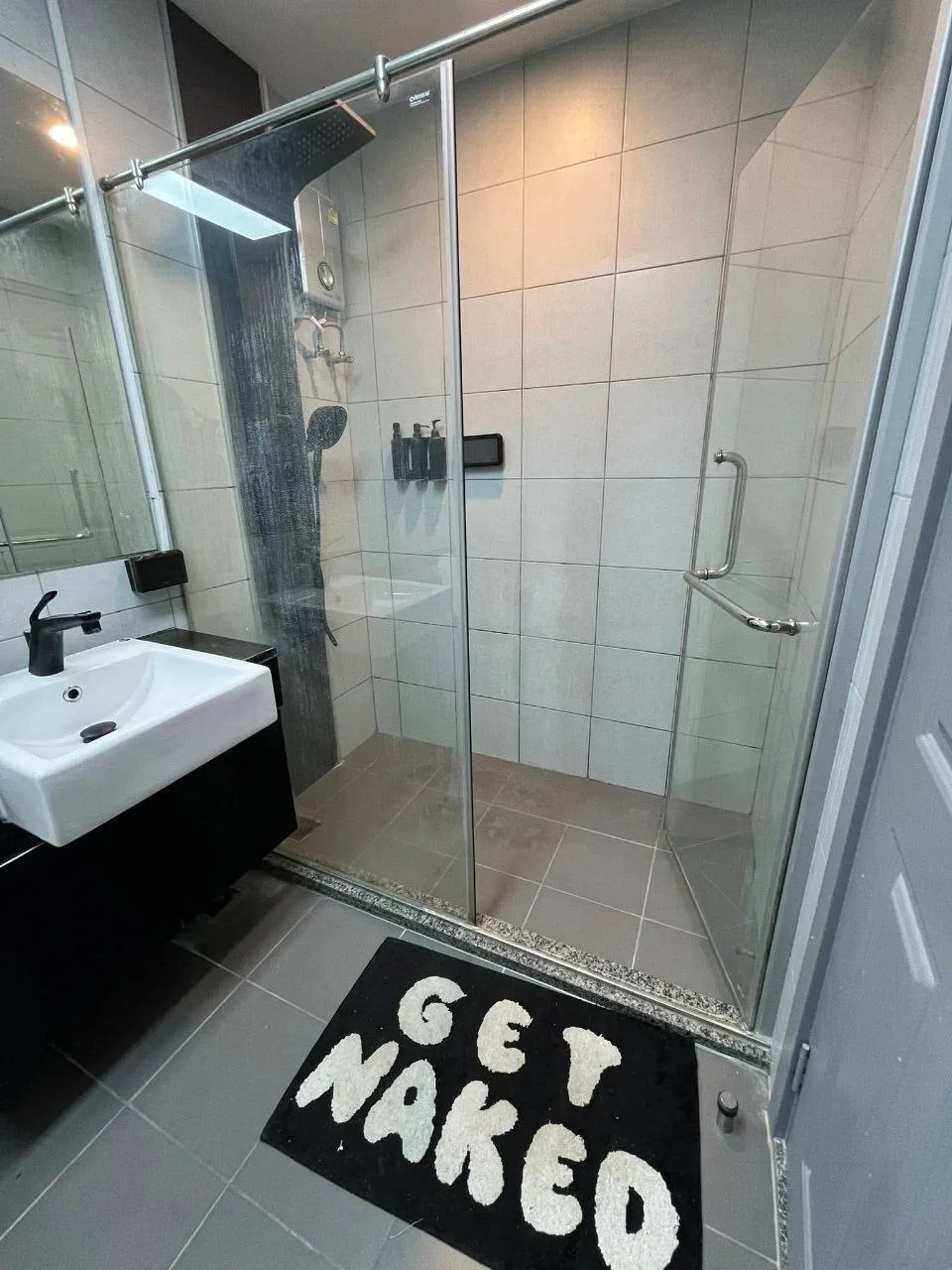 2 bedroom condo for rent in Thonburi Bangkok - bathroom and modern finishes