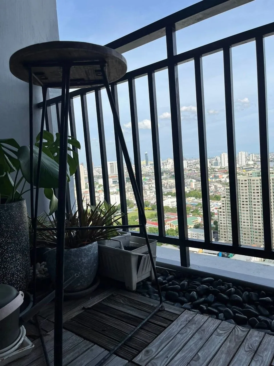 2 bedroom condo for rent in Thonburi Bangkok - swimming pool and building amenities