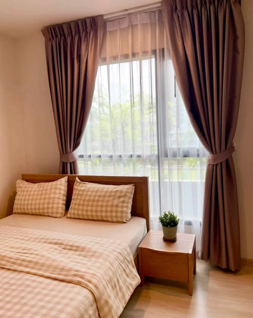 1 bedroom condo for rent in Phra Khanong Bangkok - master bedroom interior