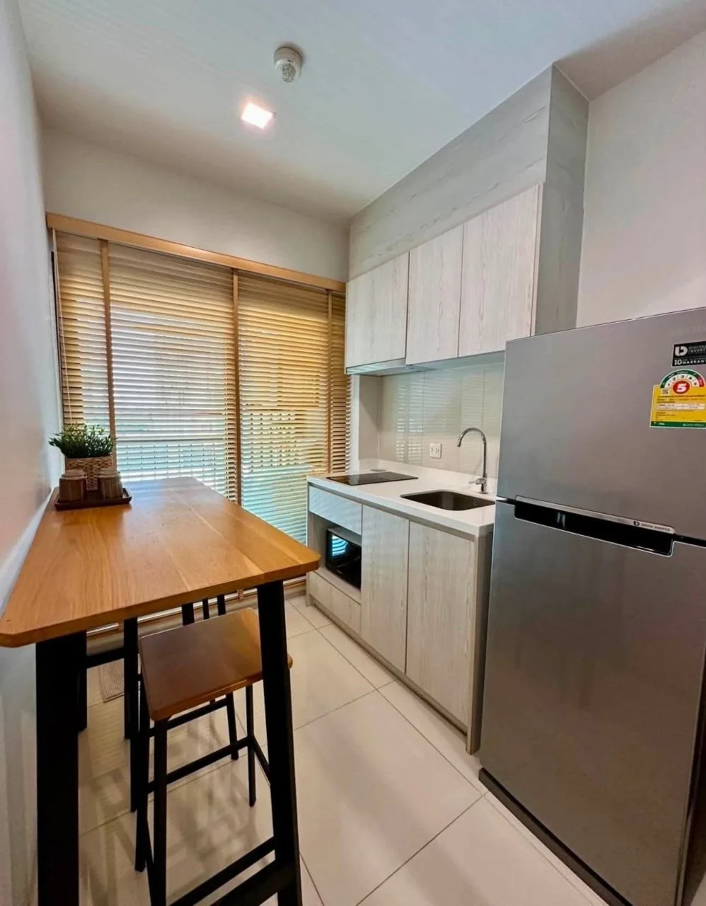 1 bedroom condo for rent in Phra Khanong Bangkok - living room view