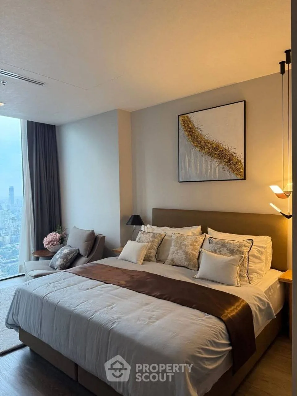 4 bedroom condo for rent in Asok Bangkok - kitchen and dining area