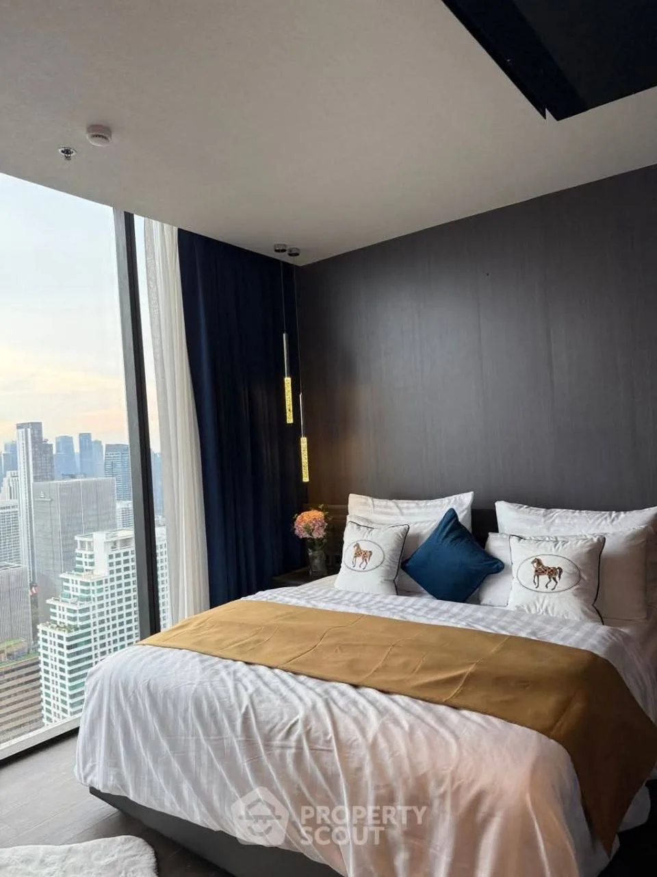 4 bedroom condo for rent in Asok Bangkok - master bedroom interior