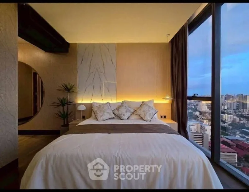 4 bedroom condo for rent in Asok Bangkok - kitchen and dining area