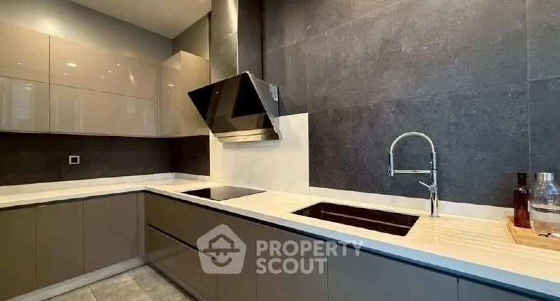 4 bedroom condo for rent in Asok Bangkok - master bedroom interior