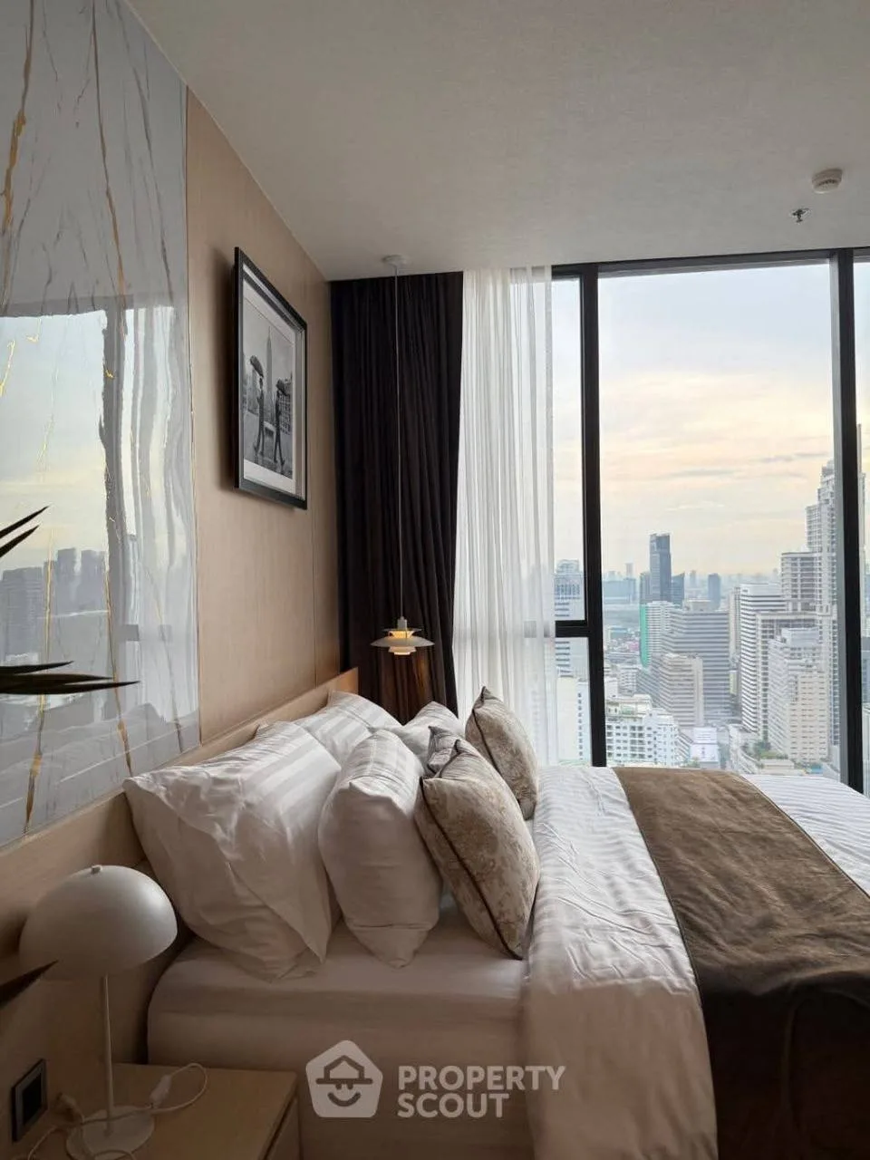 4 bedroom condo for rent in Asok Bangkok - bathroom and modern finishes