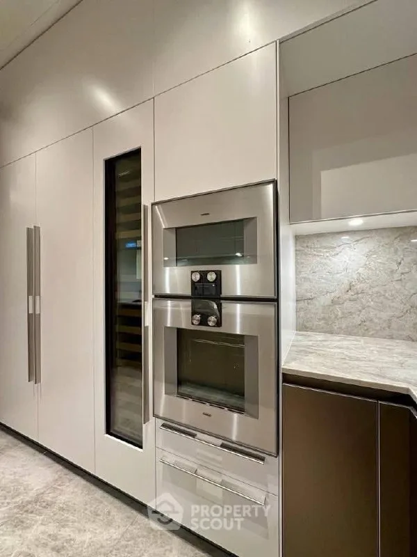 2 bedroom condo for rent in Langsuan Bangkok - bathroom and modern finishes