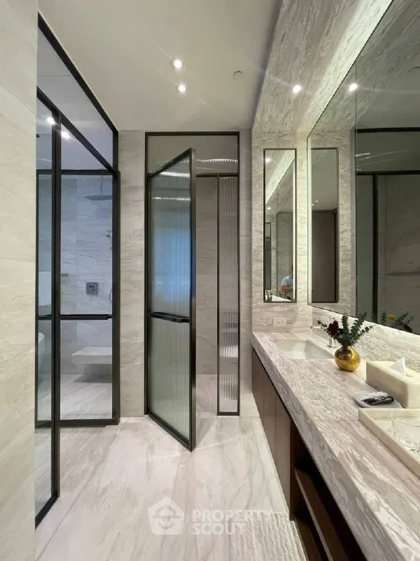 2 bedroom condo for rent in Langsuan Bangkok - kitchen and dining area