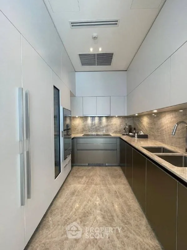 2 bedroom condo for rent in Langsuan Bangkok - kitchen and dining area