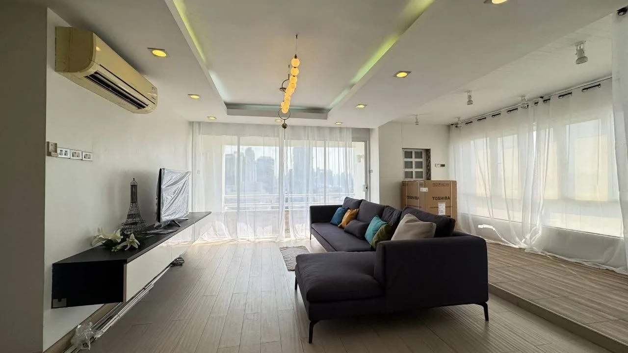 3 bedroom condo for rent in Rama 9 Bangkok - kitchen and dining area