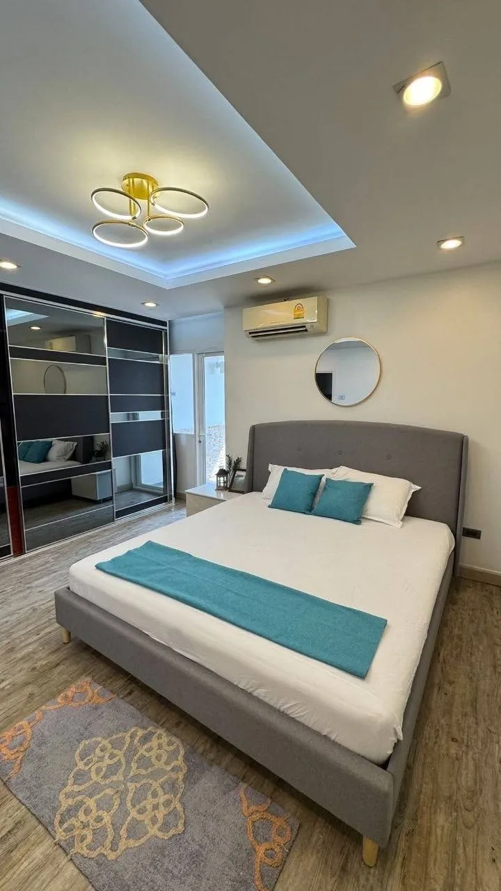 3 bedroom condo for rent in Rama 9 Bangkok - kitchen and dining area