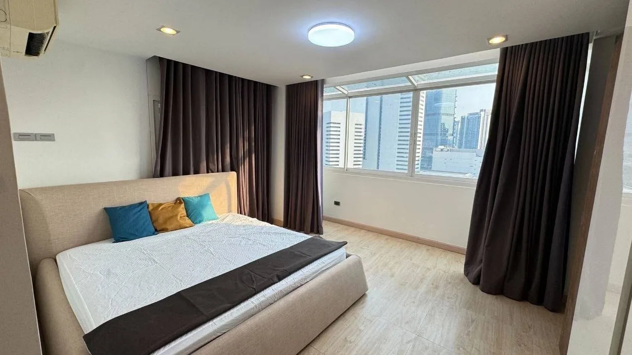 3 bedroom condo for rent in Rama 9 Bangkok - swimming pool and building amenities