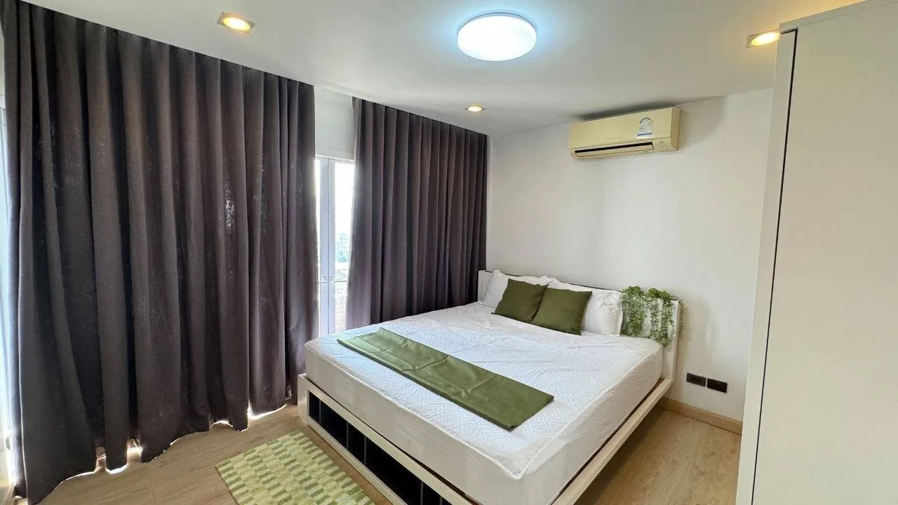 3 bedroom condo for rent in Rama 9 Bangkok - balcony perspective