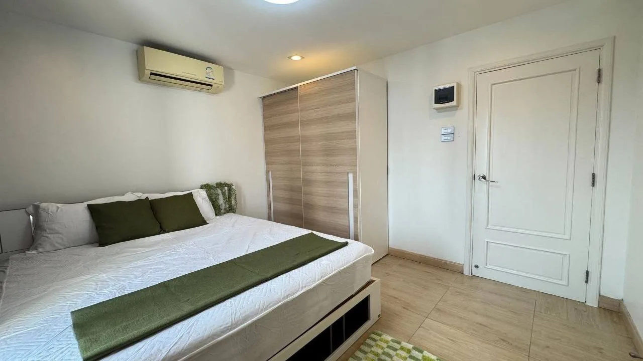 3 bedroom condo for rent in Rama 9 Bangkok - kitchen and dining area