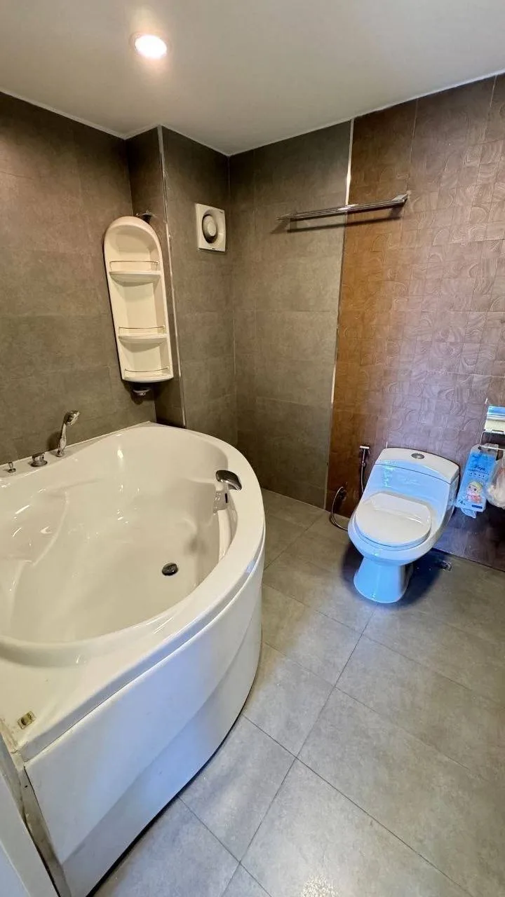 3 bedroom condo for rent in Rama 9 Bangkok - swimming pool and building amenities