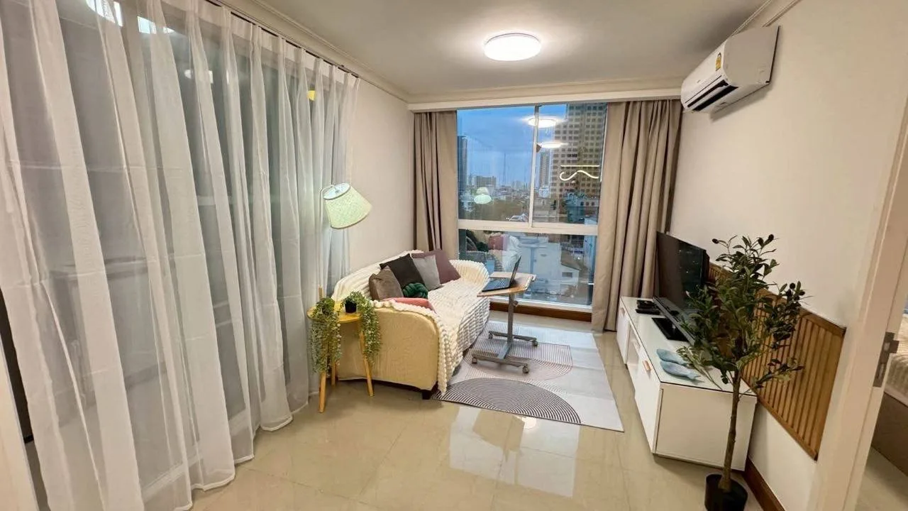1 bedroom condo for rent in Phaholyothin Bangkok - swimming pool and building amenities