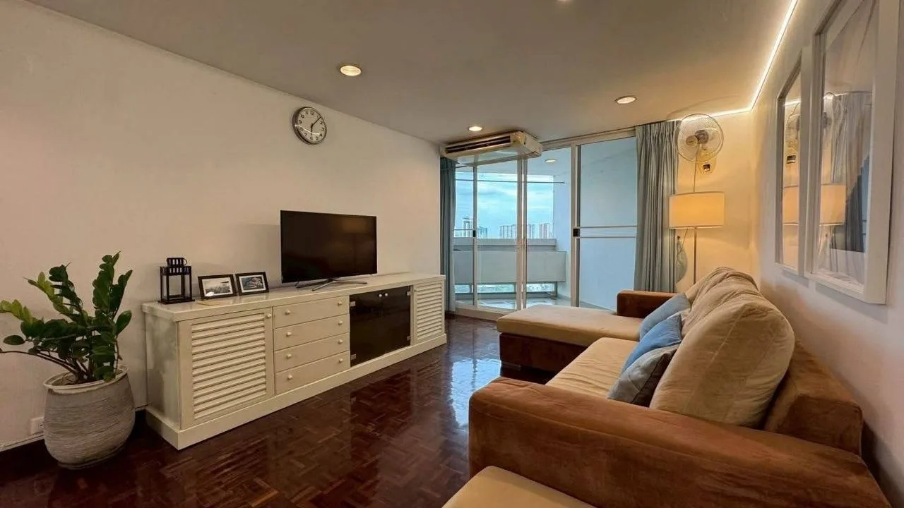 2 bedroom condo for rent in Sukhumvit Bangkok - kitchen and dining area