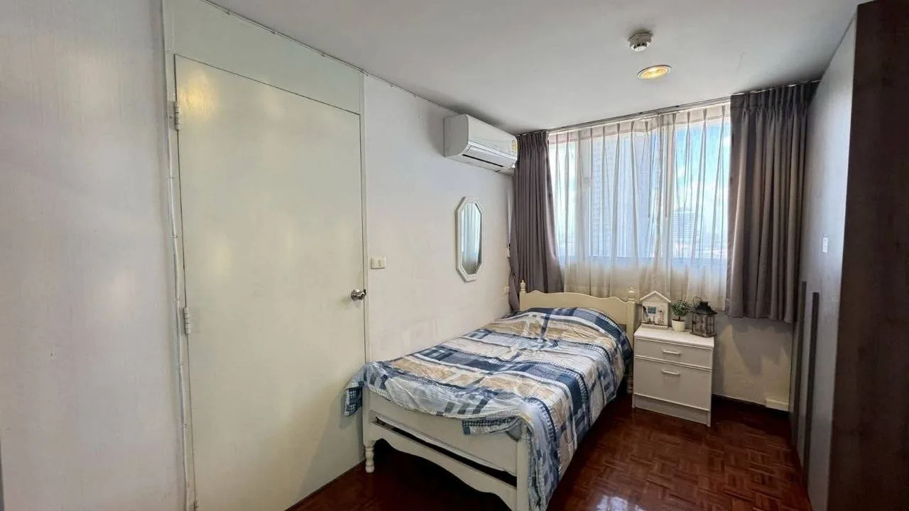 2 bedroom condo for rent in Sukhumvit Bangkok - swimming pool and building amenities