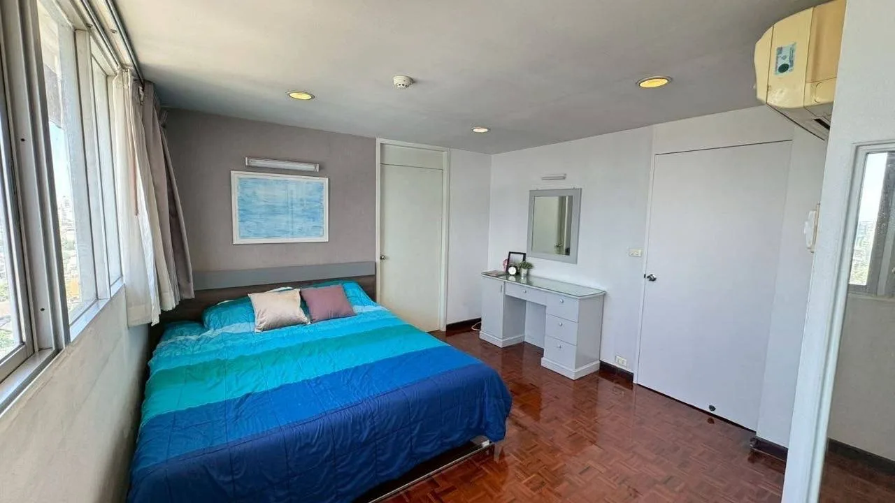 2 bedroom condo for rent in Sukhumvit Bangkok - living room view