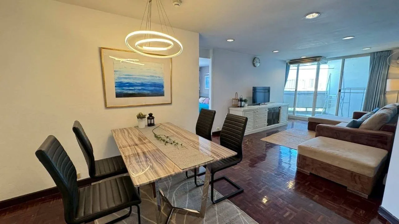 2 bedroom condo for rent in Sukhumvit Bangkok - kitchen and dining area