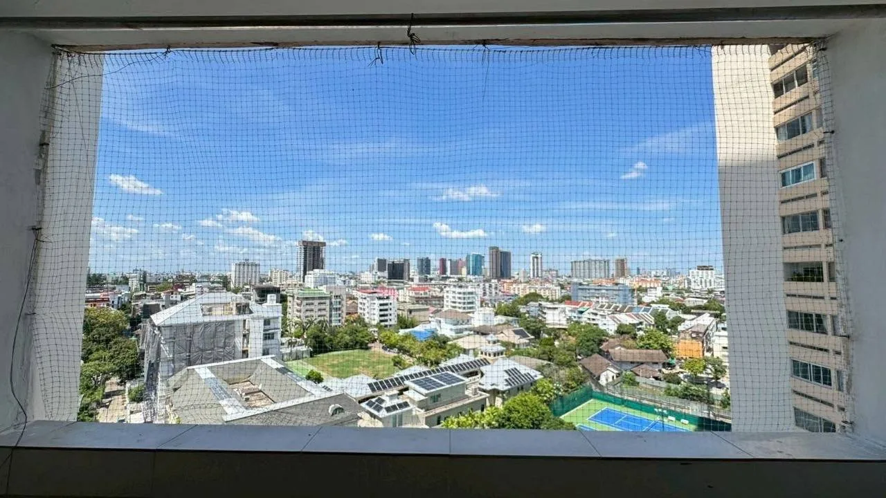 2 bedroom condo for rent in Sukhumvit Bangkok - kitchen and dining area
