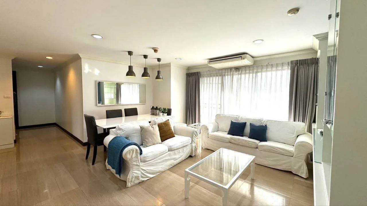 3 bedroom condo for rent in Sukhumvit Bangkok - kitchen and dining area