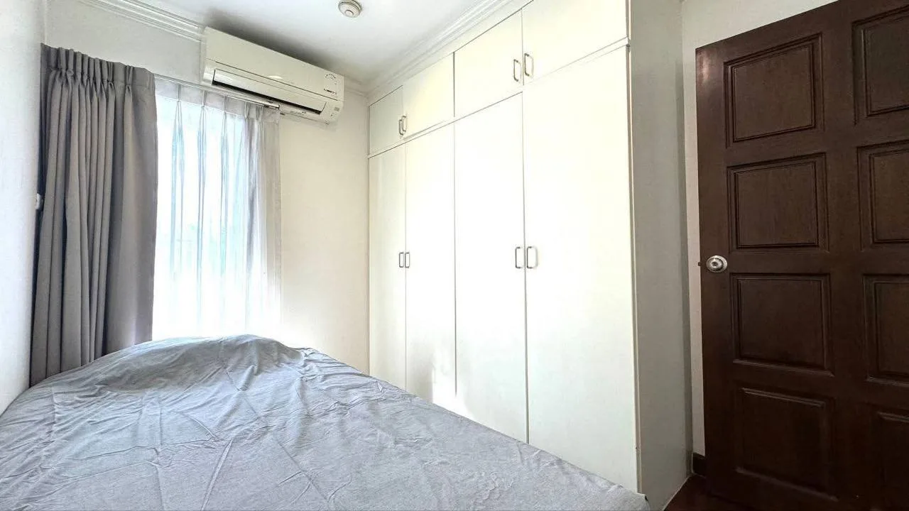 3 bedroom condo for rent in Sukhumvit Bangkok - kitchen and dining area