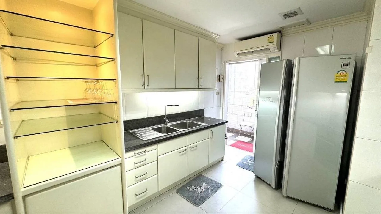3 bedroom condo for rent in Sukhumvit Bangkok - balcony perspective