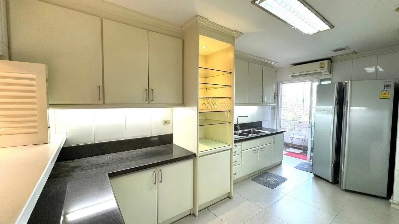 3 bedroom condo for rent in Sukhumvit Bangkok - living room view