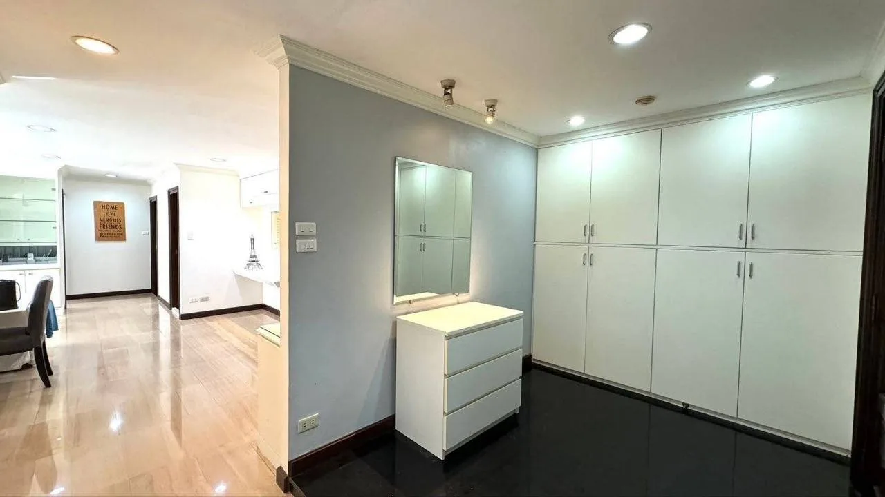 3 bedroom condo for rent in Sukhumvit Bangkok - kitchen and dining area