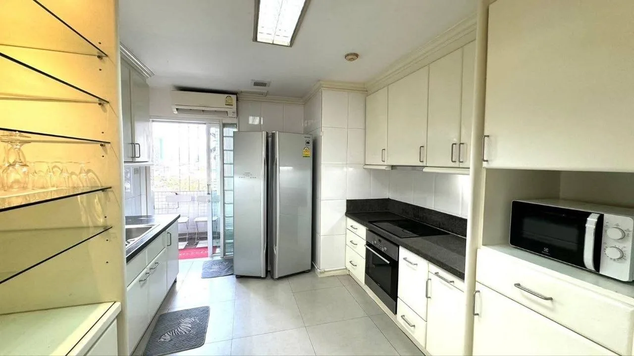3 bedroom condo for rent in Sukhumvit Bangkok - master bedroom interior