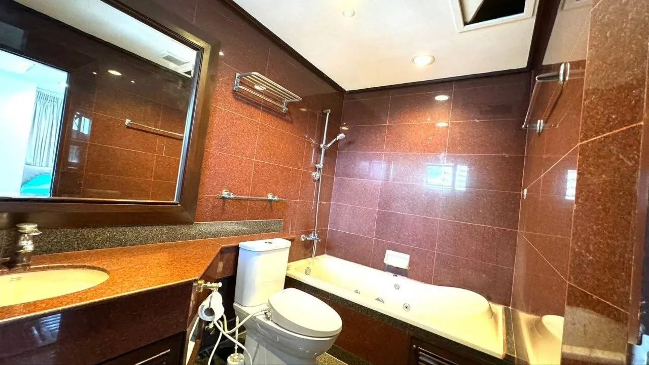 3 bedroom condo for rent in Sukhumvit Bangkok - bathroom and modern finishes