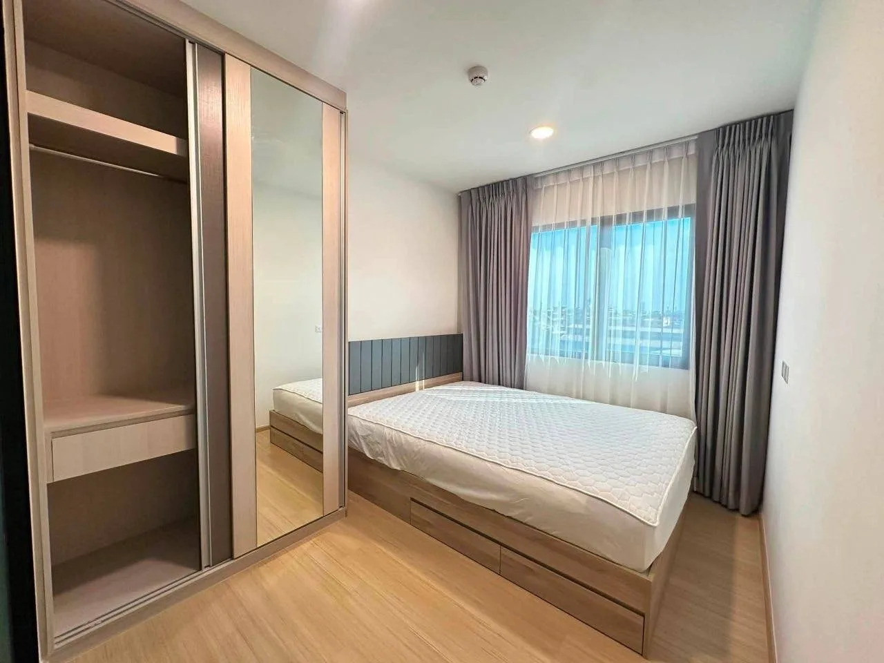 1 bedroom condo for rent in Ladprao Bangkok - swimming pool and building amenities