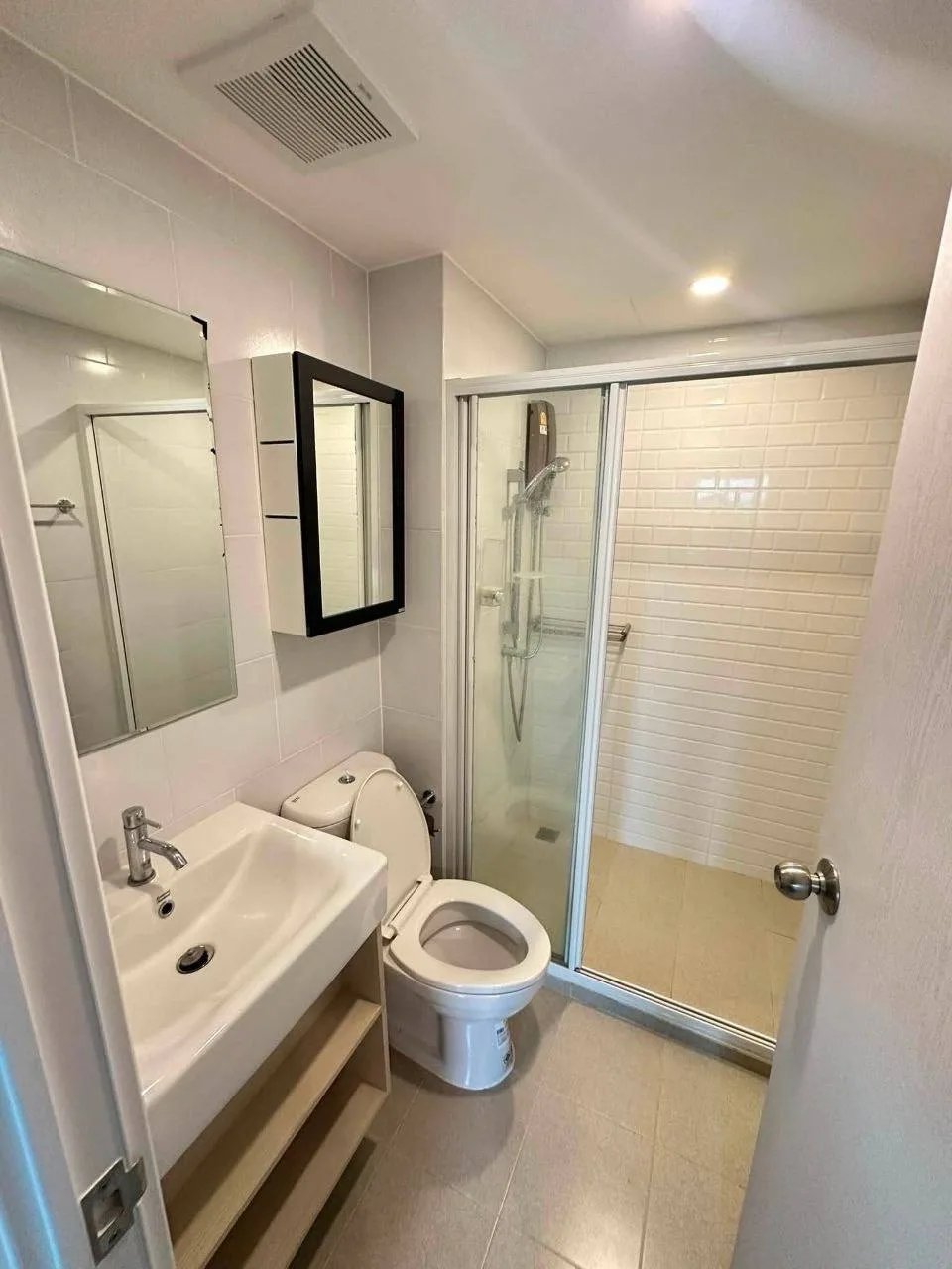1 bedroom condo for rent in Ladprao Bangkok - kitchen and dining area