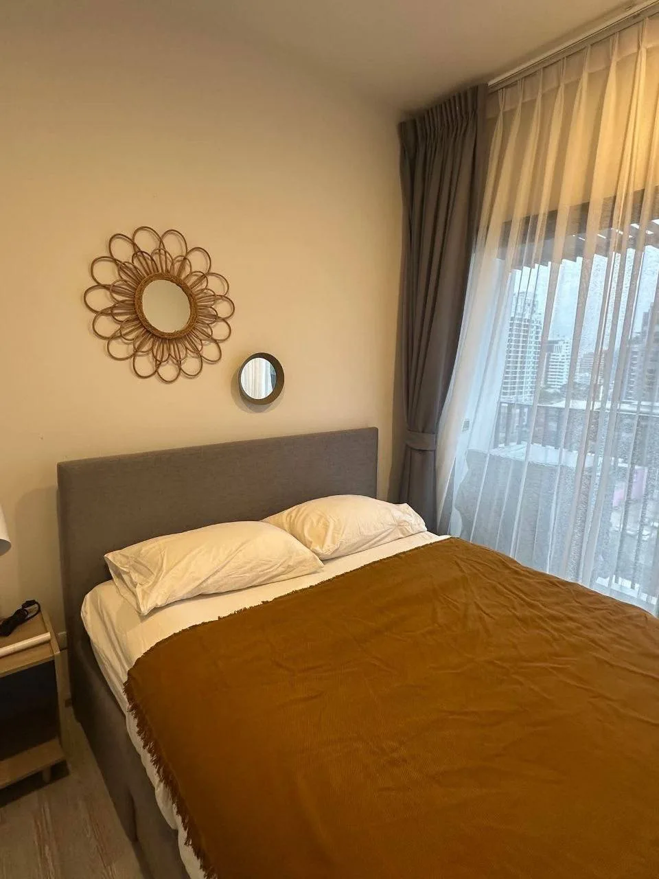 1 bedroom condo for rent in Ekkamai Bangkok - kitchen and dining area