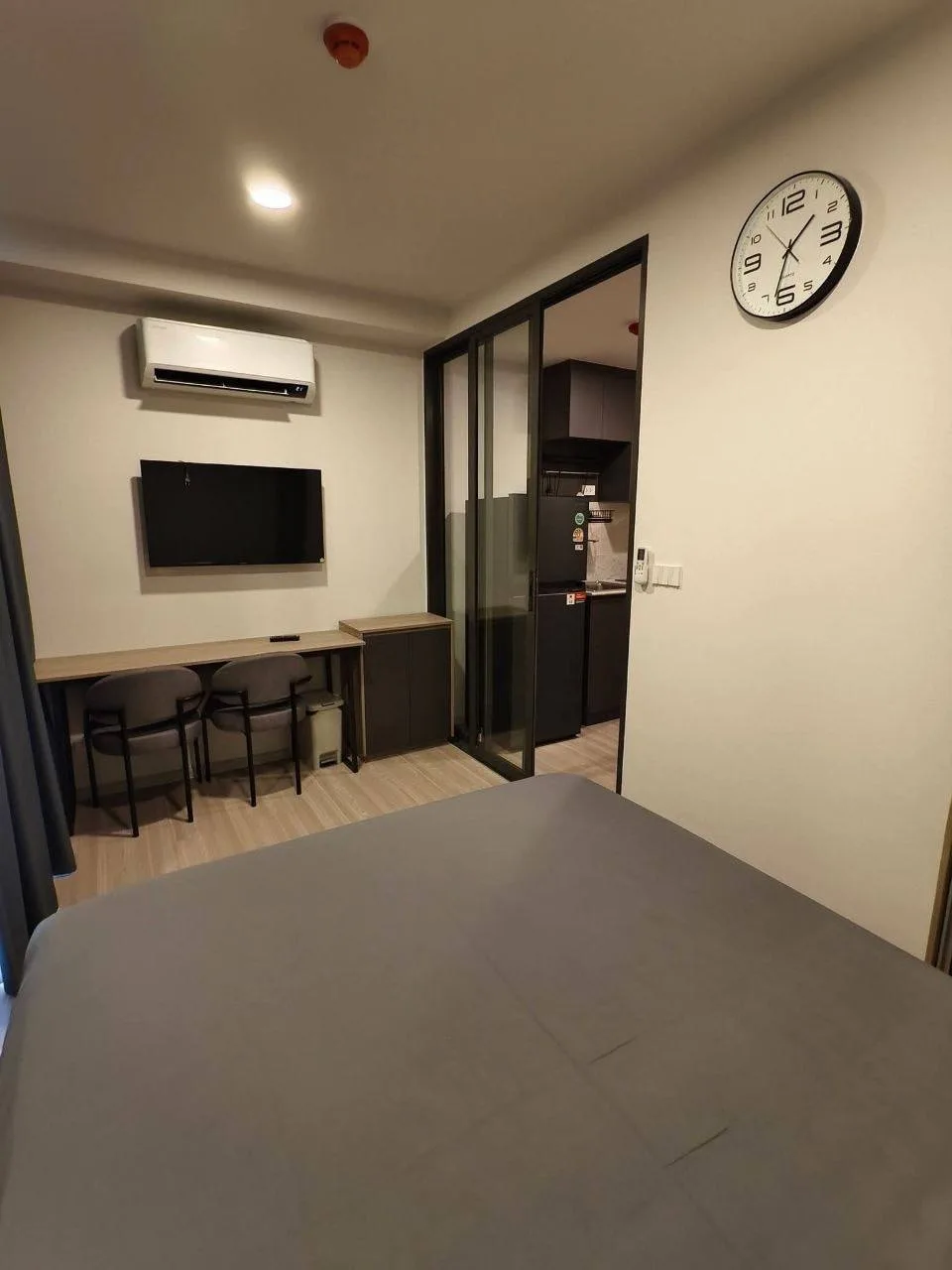 1 bedroom condo for rent in Huai Khwang Bangkok - kitchen and dining area